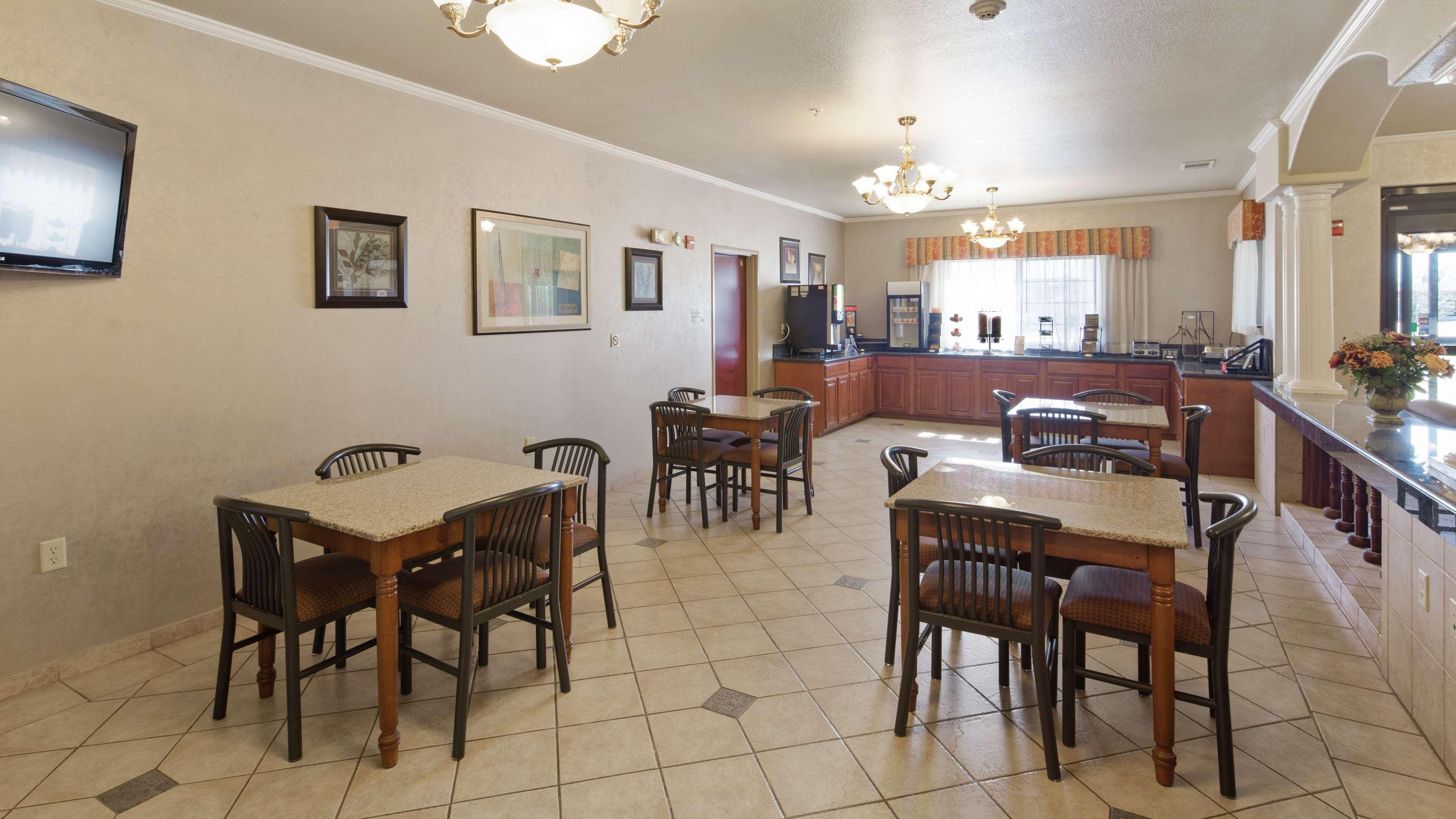 Best Western Plus Pratt Esterno foto