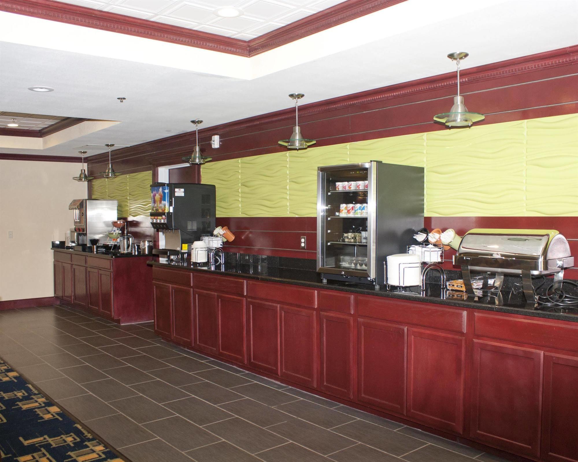 Best Western Plus Pratt Esterno foto